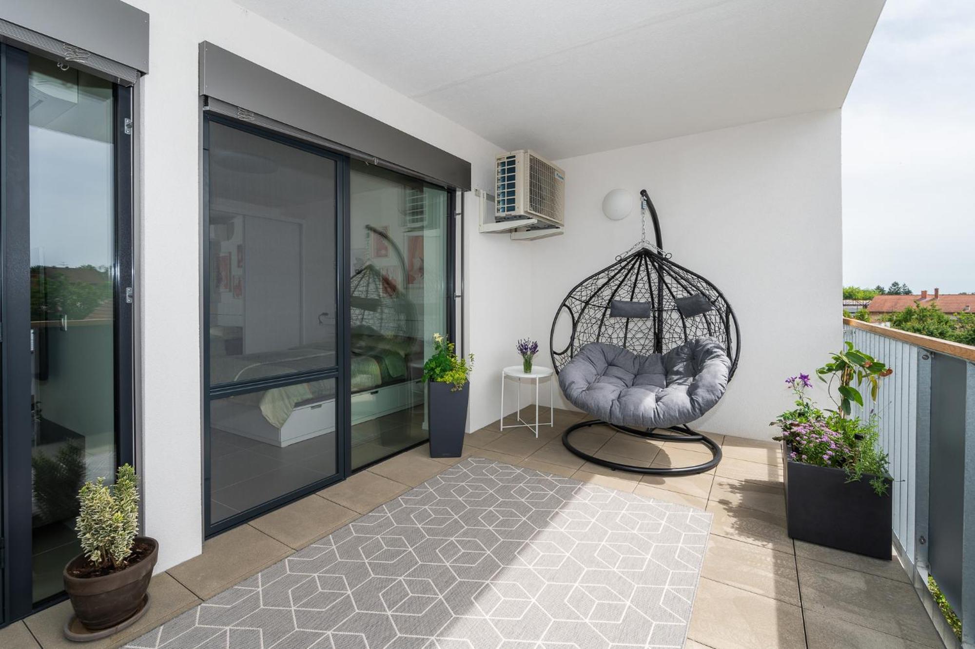 Fully Equipped Apartments With Terraces, Free Garage Parking, Netflix & Ac - By Apartmany Slapanice Cz Esterno foto