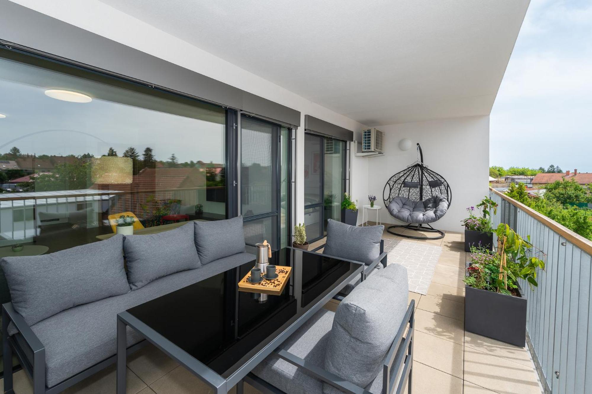 Fully Equipped Apartments With Terraces, Free Garage Parking, Netflix & Ac - By Apartmany Slapanice Cz Esterno foto