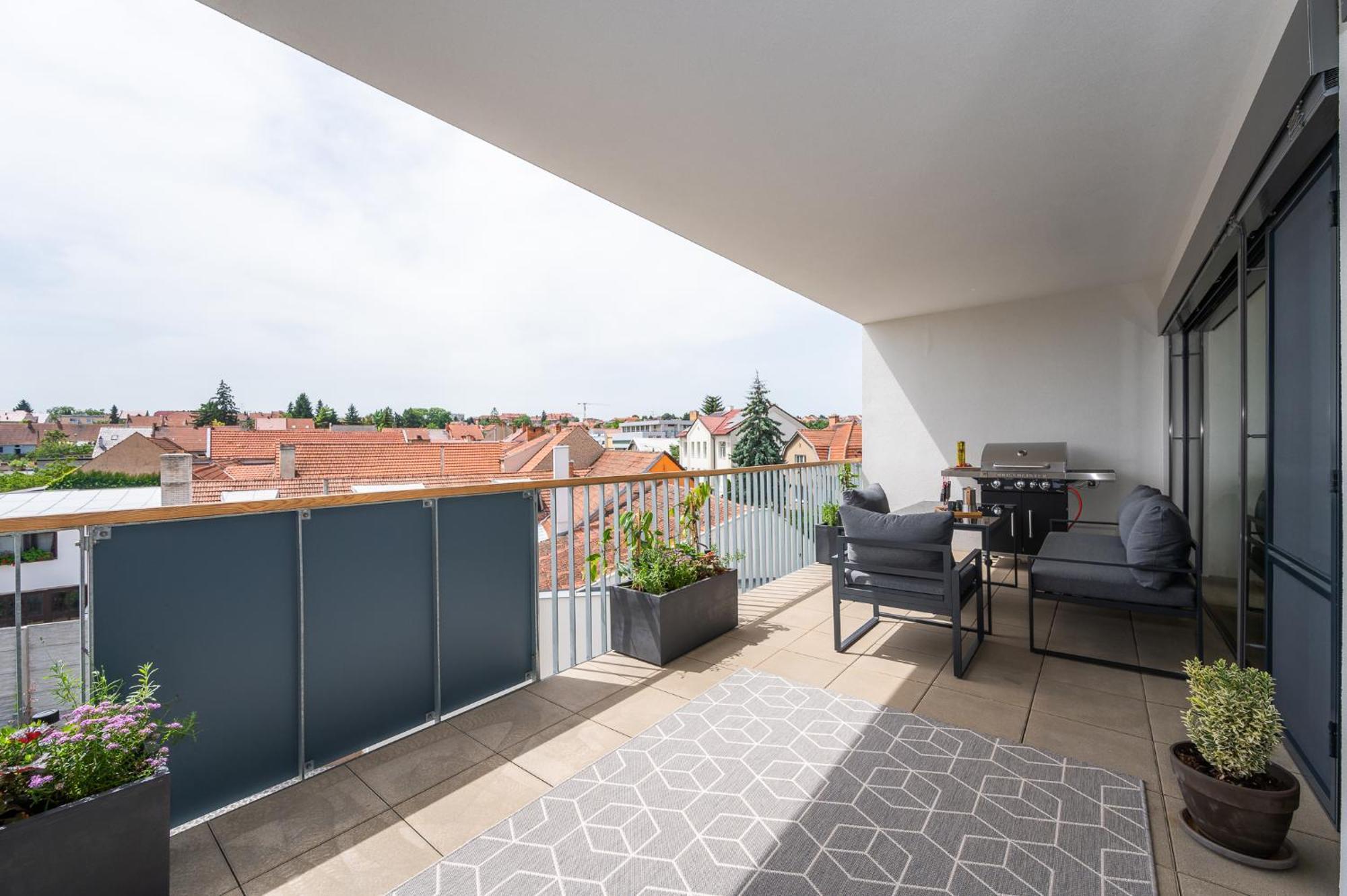 Fully Equipped Apartments With Terraces, Free Garage Parking, Netflix & Ac - By Apartmany Slapanice Cz Esterno foto