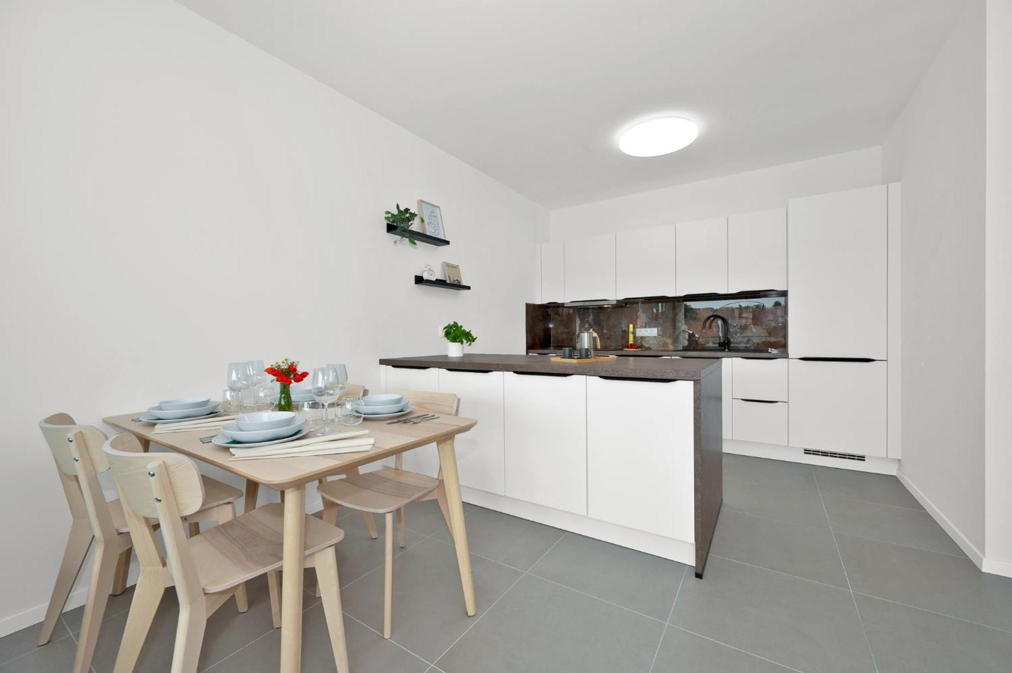 Fully Equipped Apartments With Terraces, Free Garage Parking, Netflix & Ac - By Apartmany Slapanice Cz Esterno foto