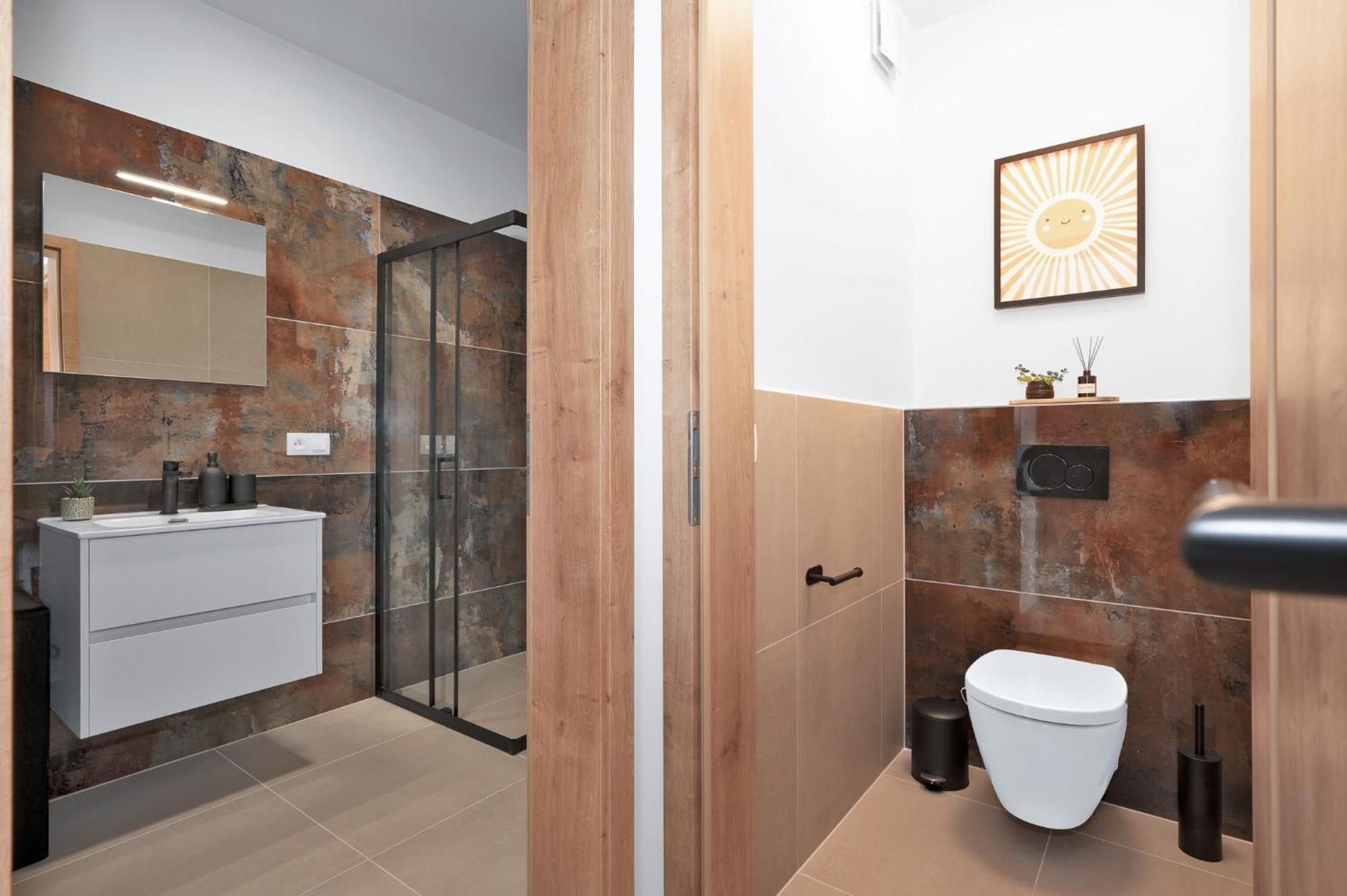 Fully Equipped Apartments With Terraces, Free Garage Parking, Netflix & Ac - By Apartmany Slapanice Cz Esterno foto