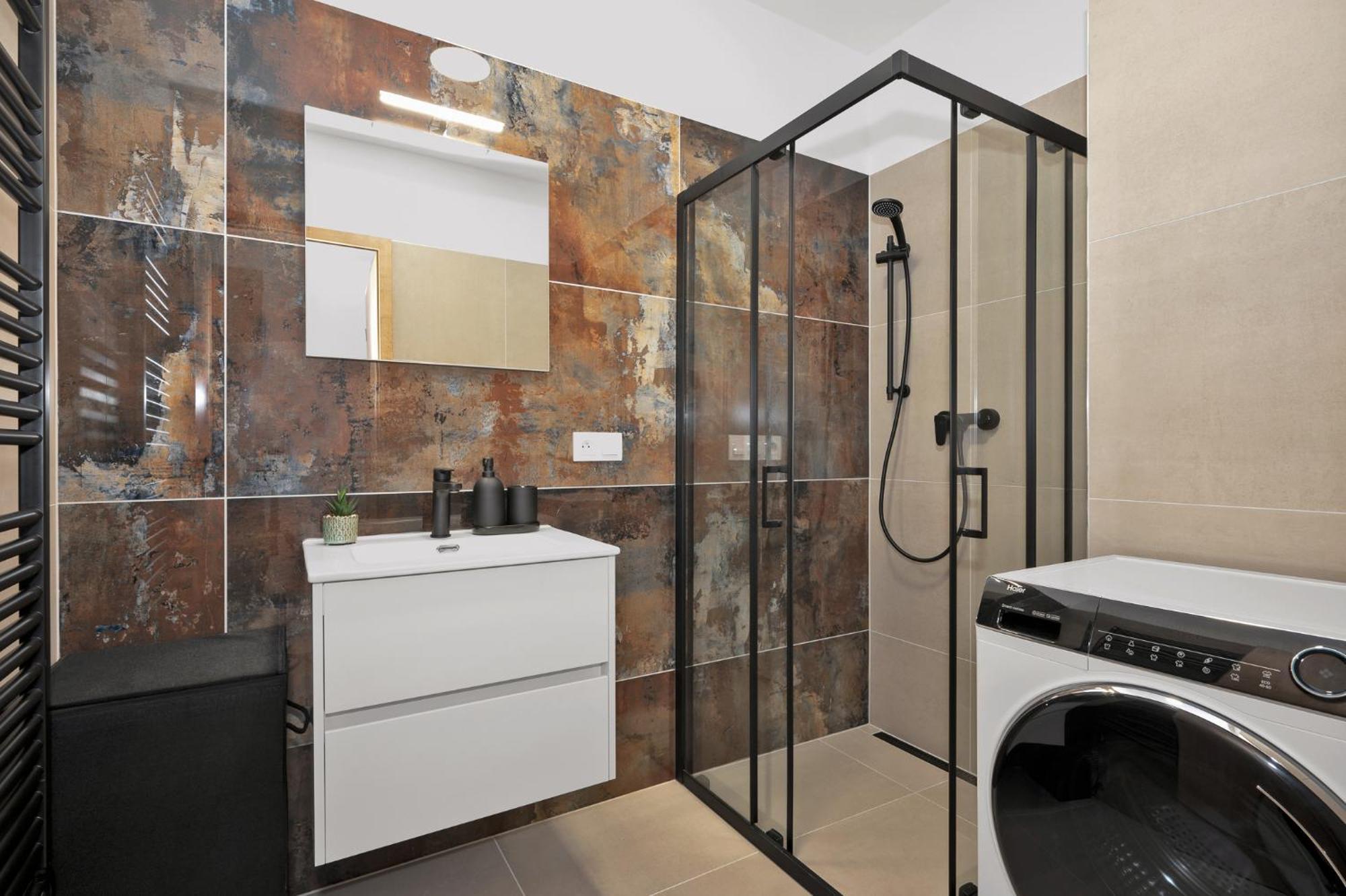 Fully Equipped Apartments With Terraces, Free Garage Parking, Netflix & Ac - By Apartmany Slapanice Cz Esterno foto