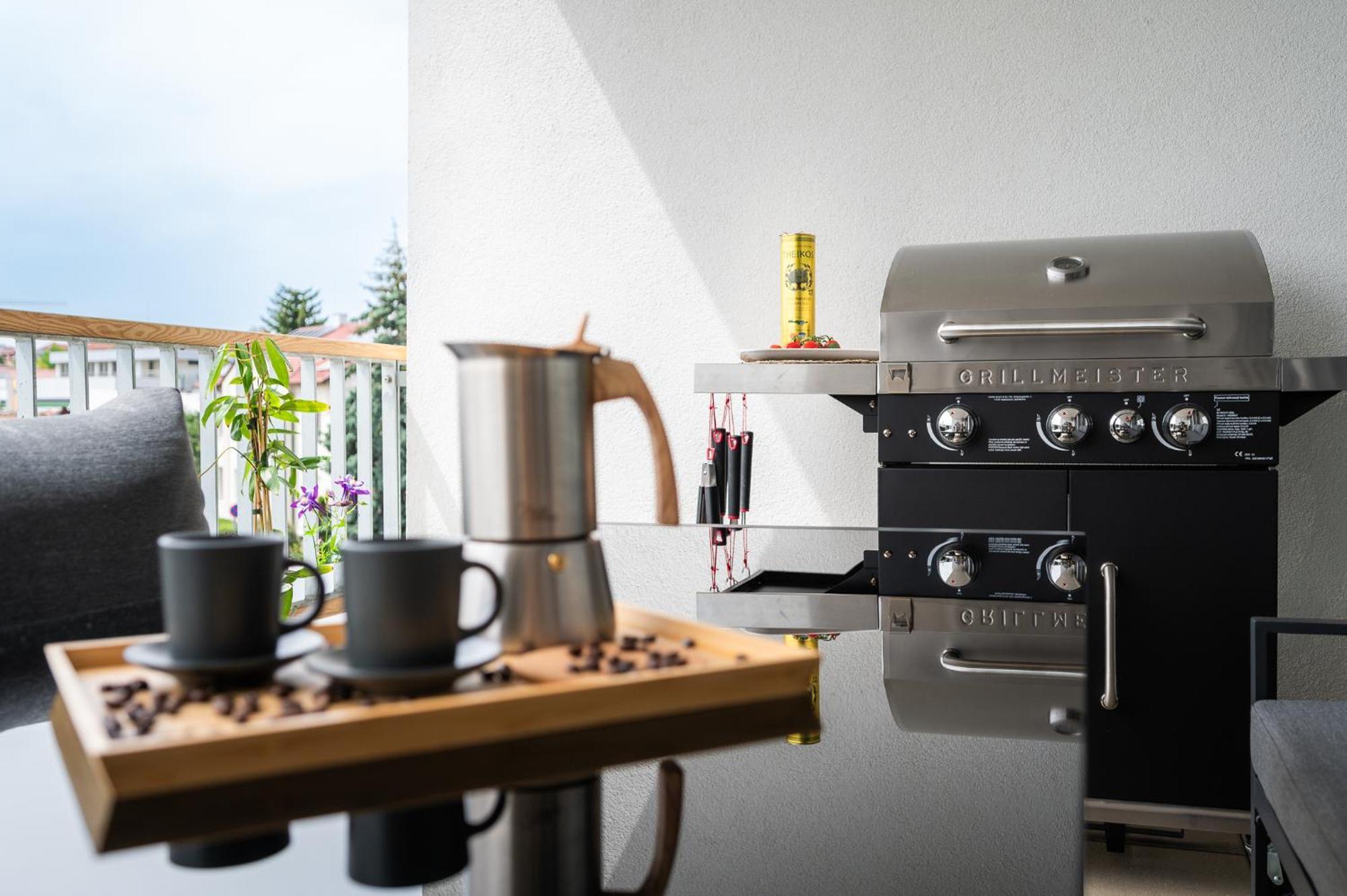 Fully Equipped Apartments With Terraces, Free Garage Parking, Netflix & Ac - By Apartmany Slapanice Cz Esterno foto