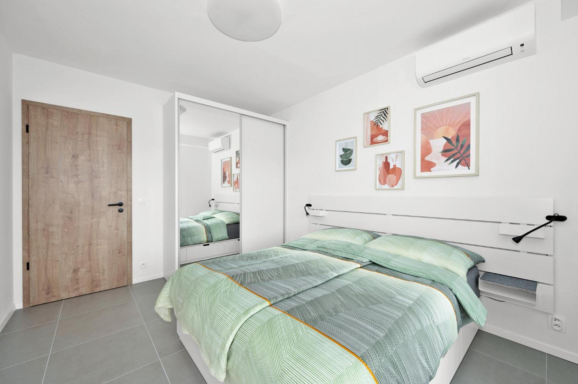 Fully Equipped Apartments With Terraces, Free Garage Parking, Netflix & Ac - By Apartmany Slapanice Cz Esterno foto