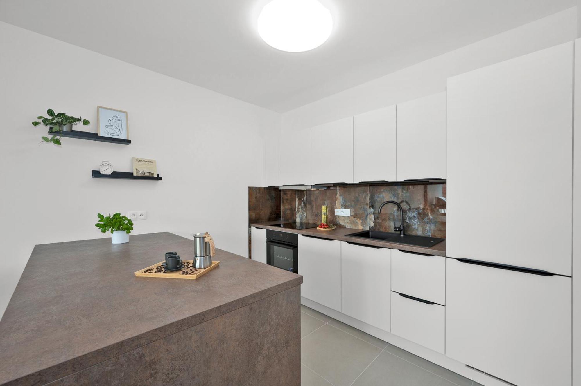 Fully Equipped Apartments With Terraces, Free Garage Parking, Netflix & Ac - By Apartmany Slapanice Cz Esterno foto