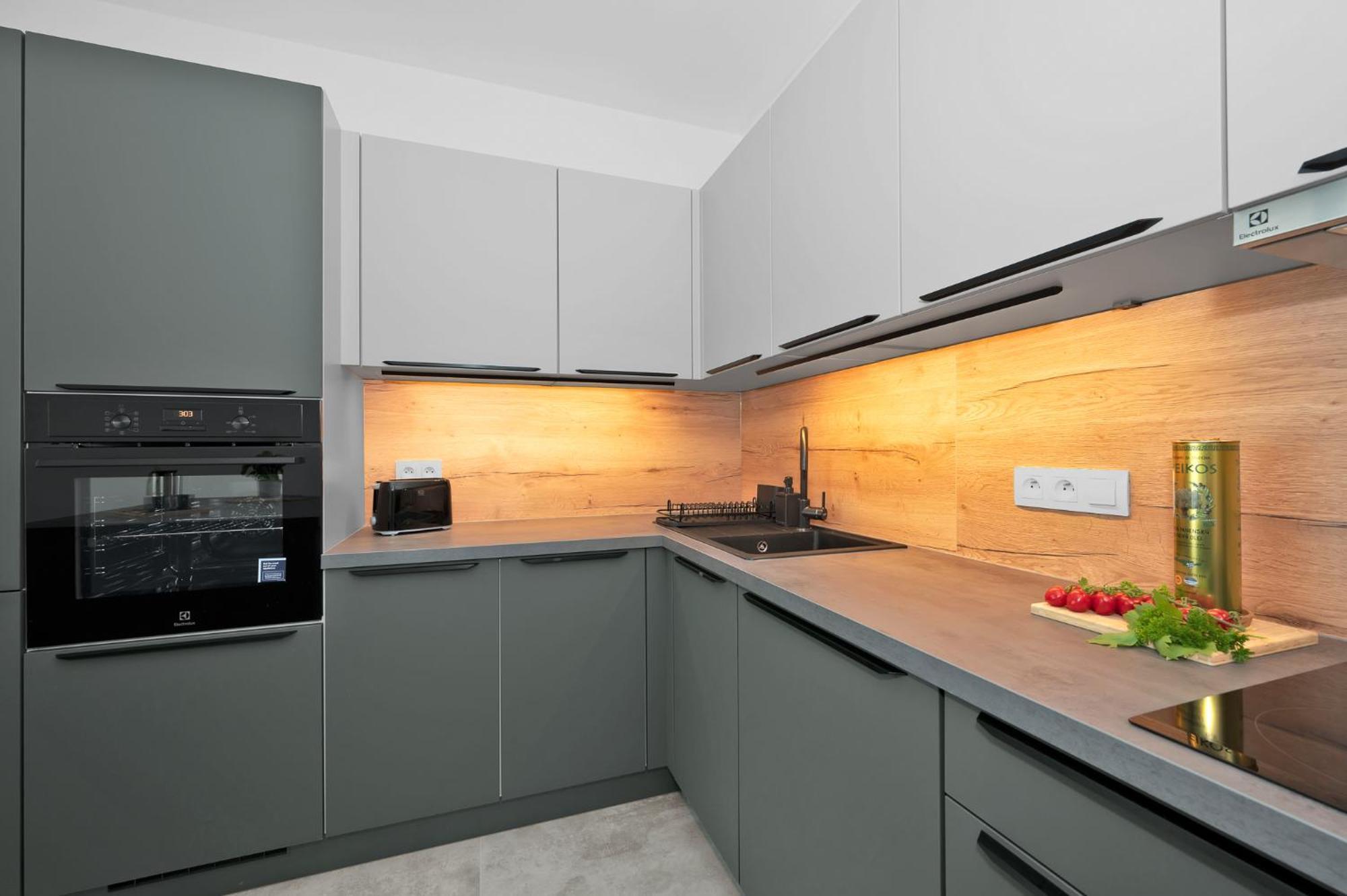 Fully Equipped Apartments With Terraces, Free Garage Parking, Netflix & Ac - By Apartmany Slapanice Cz Esterno foto