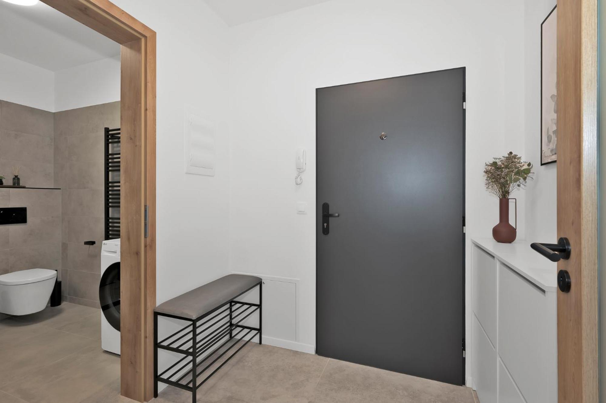 Fully Equipped Apartments With Terraces, Free Garage Parking, Netflix & Ac - By Apartmany Slapanice Cz Esterno foto