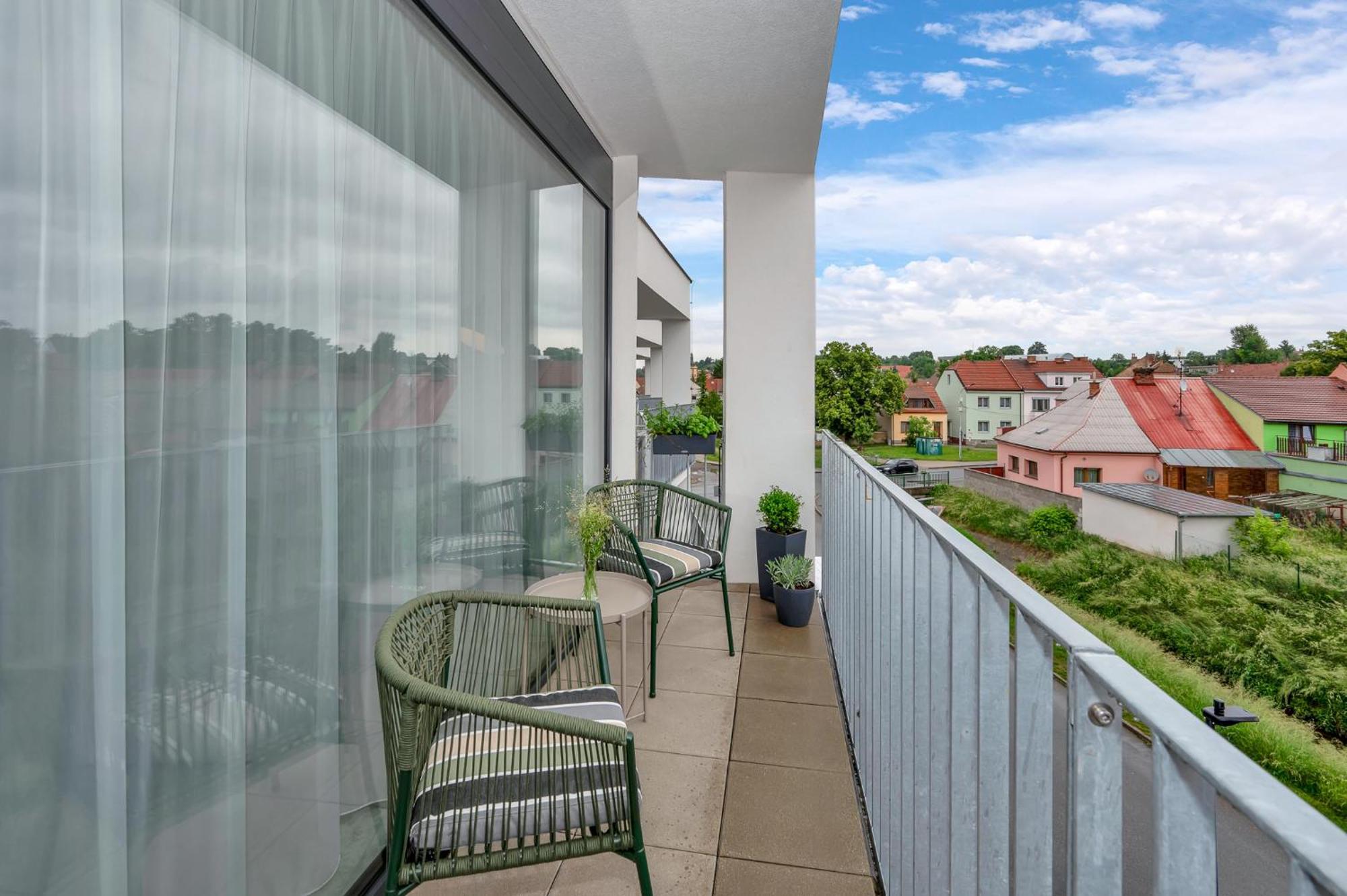 Fully Equipped Apartments With Terraces, Free Garage Parking, Netflix & Ac - By Apartmany Slapanice Cz Esterno foto