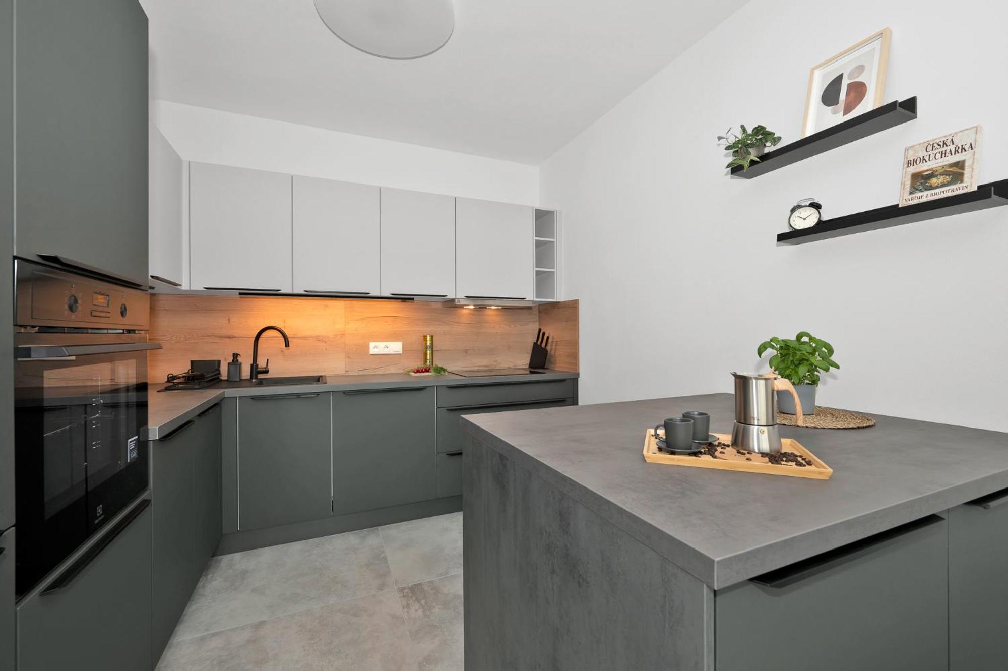 Fully Equipped Apartments With Terraces, Free Garage Parking, Netflix & Ac - By Apartmany Slapanice Cz Esterno foto
