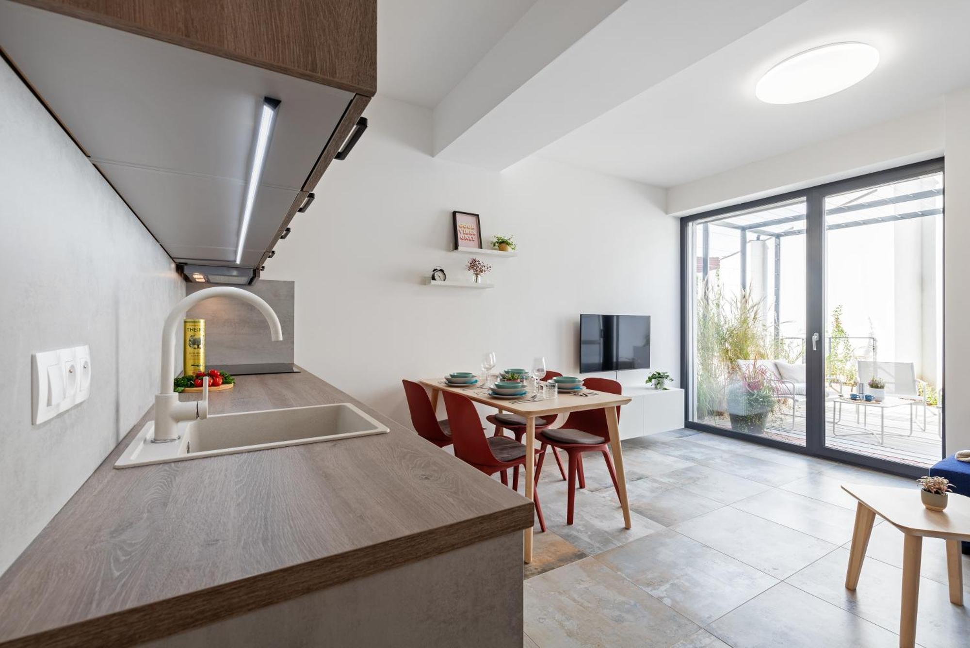 Fully Equipped Apartments With Terraces, Free Garage Parking, Netflix & Ac - By Apartmany Slapanice Cz Esterno foto