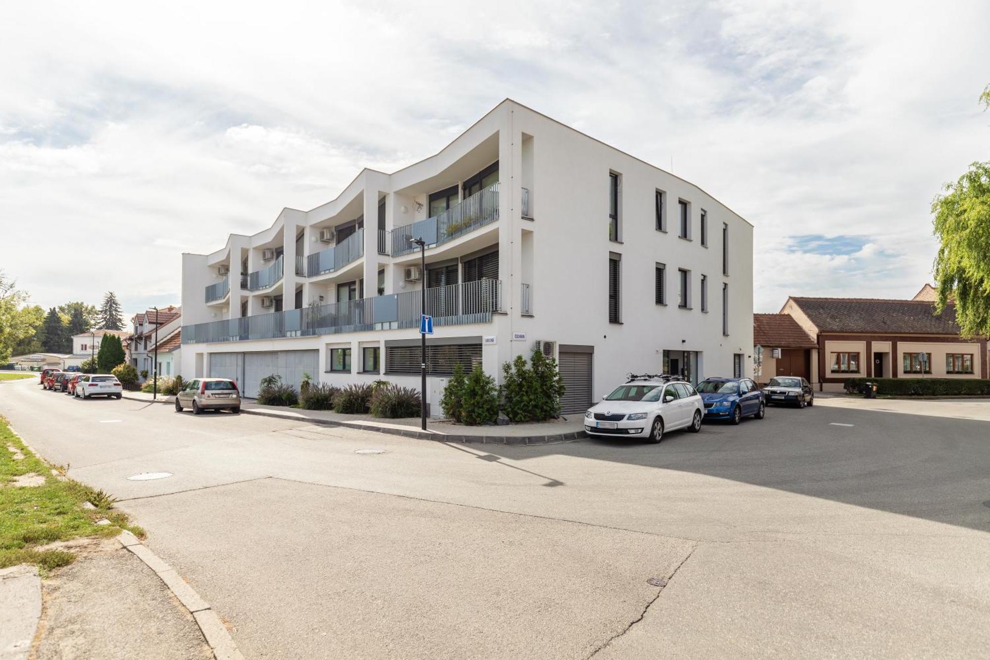Fully Equipped Apartments With Terraces, Free Garage Parking, Netflix & Ac - By Apartmany Slapanice Cz Esterno foto